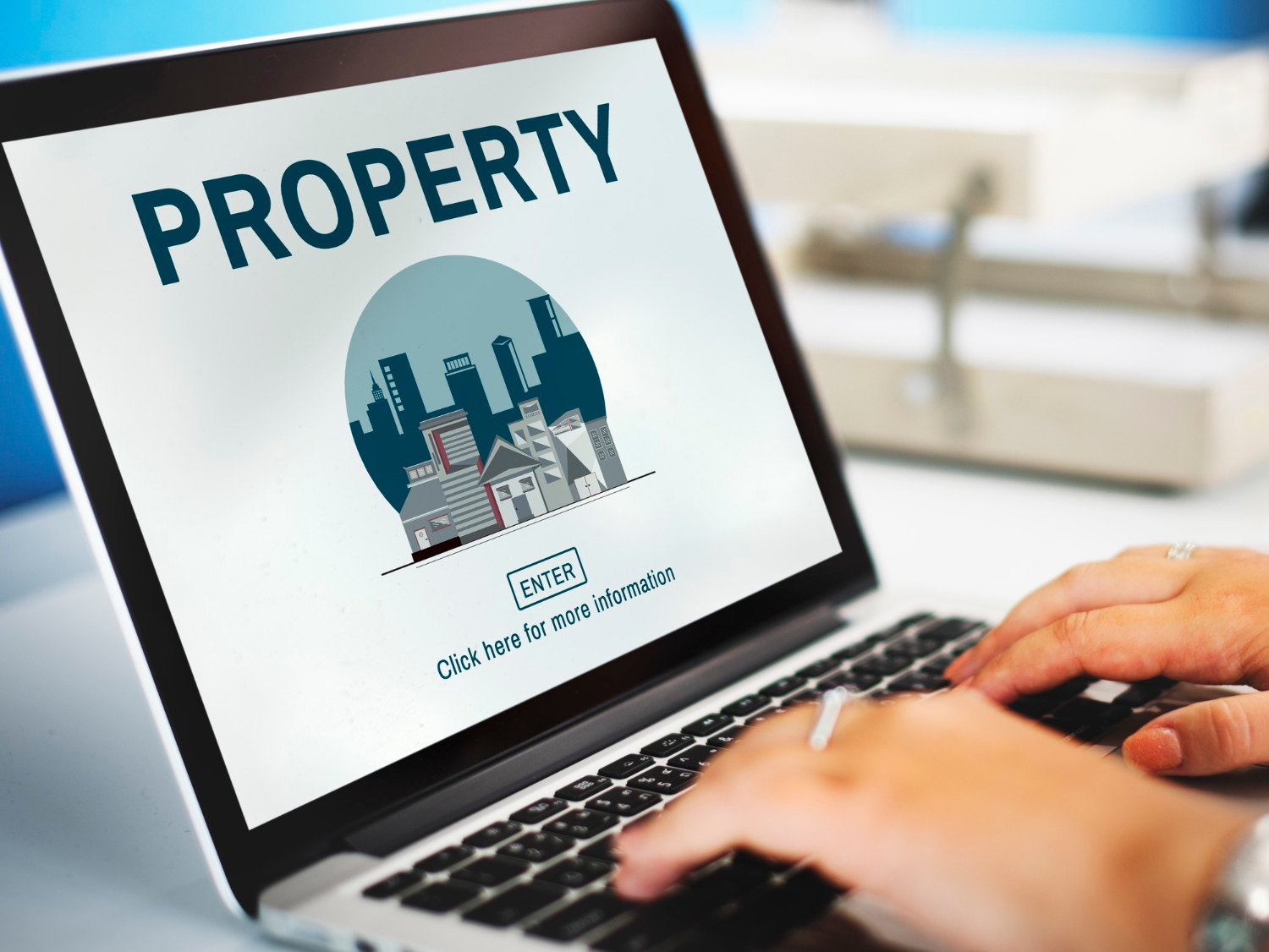 ricerca di opportunità immobiliari al computer 