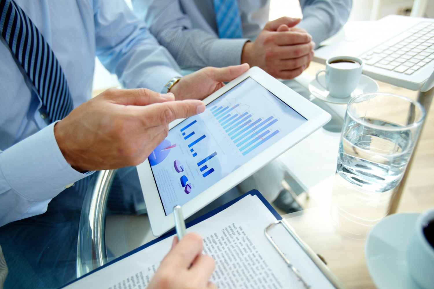 riunione con professionisti sulla valutazione di grafici e analisi 